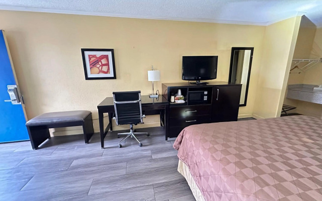 Rodeway Inn & Suites Plymouth Hwy 64