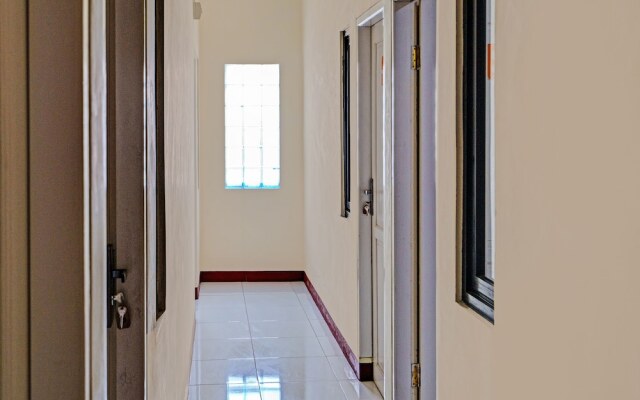 OYO Life 92546 Kost Merah Bojongsoang Syariah