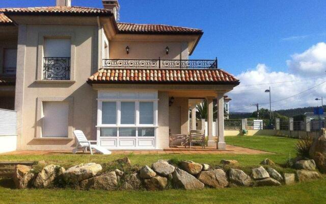 Chalet Pareado con Jardin en 1ª Linea de Mar