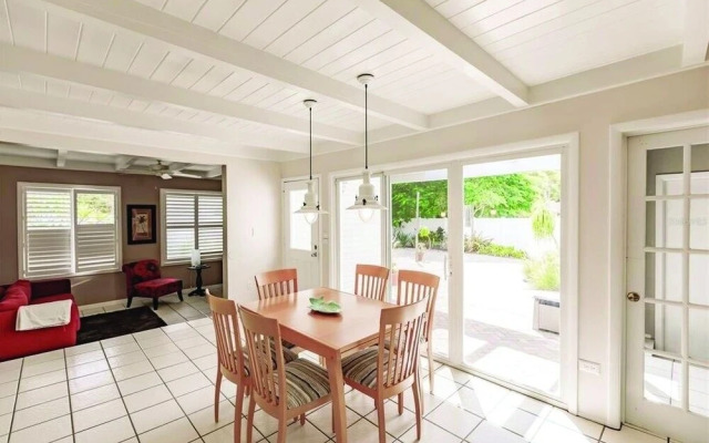 Tropical Siesta 2 Bedroom Home by RedAwning