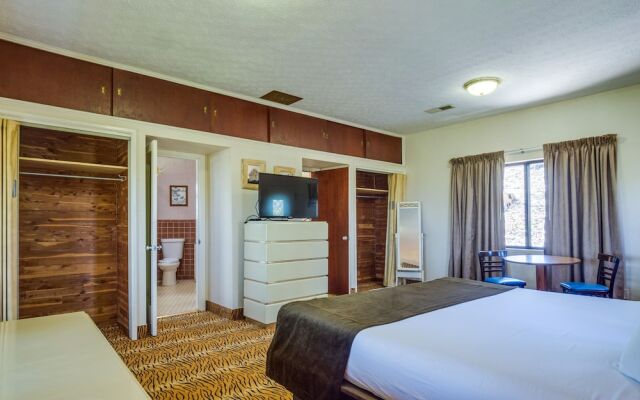 'ledge Lodge' Burkesville Getaway: Pool & Views!