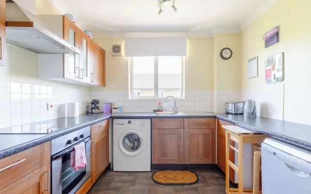 Homely 1 Bedroom Apartment in Beckton With Parking