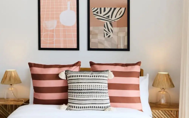 The Brondesbury Hideaway - Stylish 3bdr Flat With Balcony Parking