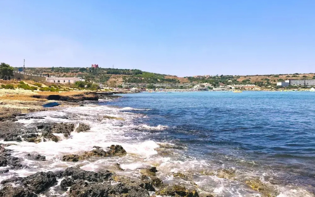 Seaside 2 Bedroom Apartment With Side Sea Views