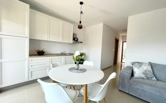 J&N Hill's Residence with swimming pool