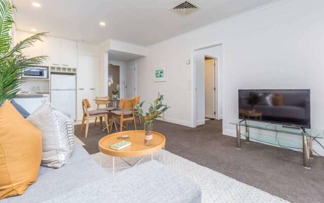 Gorgeous  Apartment With Nice View, Pool & Gym!