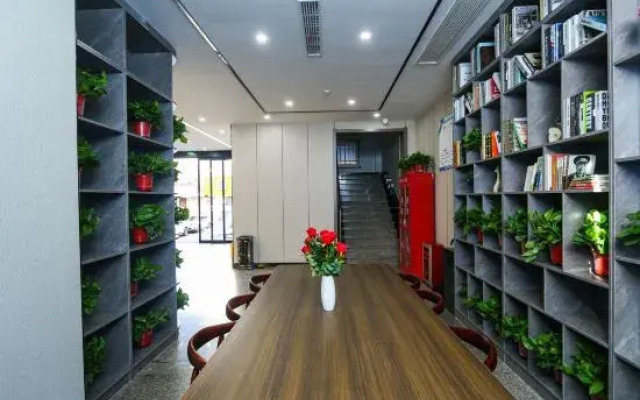 7Days Inn Hotel (Hebi Wanshanglong Building Materials City Railway Station)