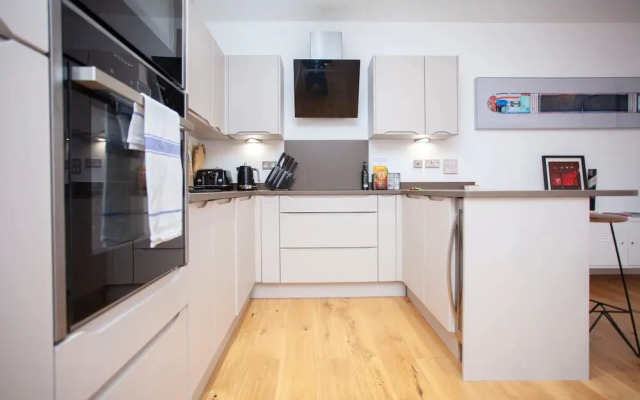 Central Designer 2 Bedroom Apartment in Portland Square