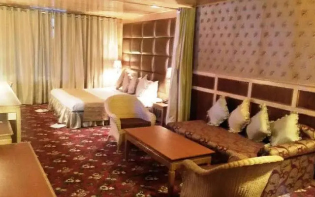 Yarlam Resort