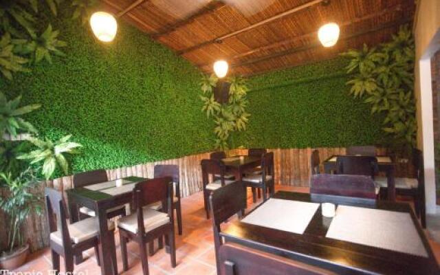 Tropic Hostel and Restaurant