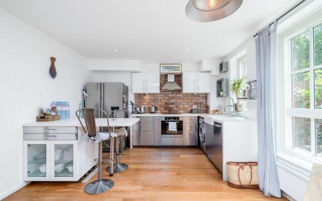 2BR Home in London W/terrace + Parking