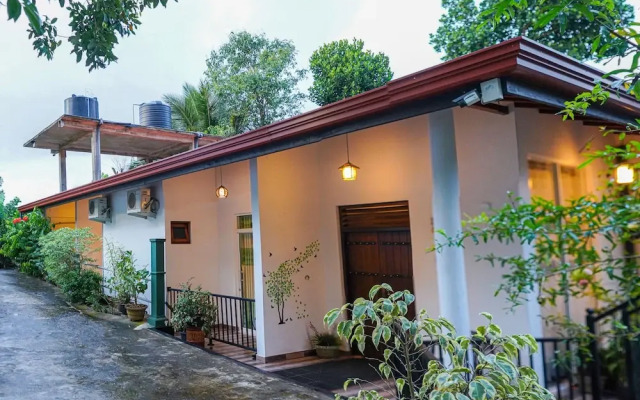 OYO 438 Sarala Residence Hotel