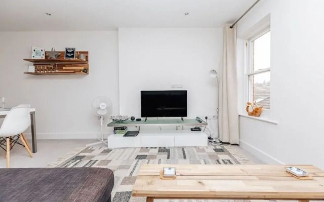 Central Modern Flat Sleeps 6 - Dedicated Parking - From 125 Per Night