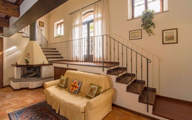 Hillside pretty Home 15695