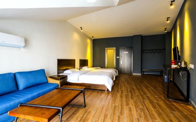 Comma Travel International Youth Hotel