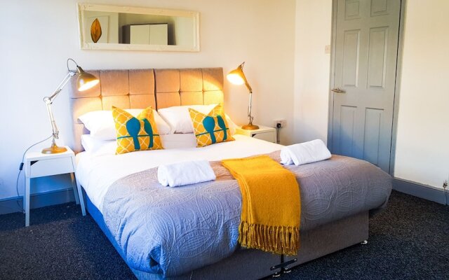 Ideal Home away in Smithalls, Bolton