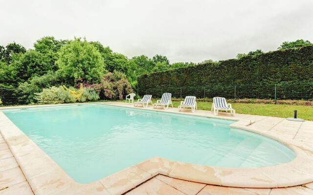 Serene Holiday Home in Besse with Swimming Pool