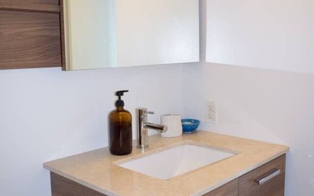 Modern Queen West 2 Bedroom and 2 Bathroom
