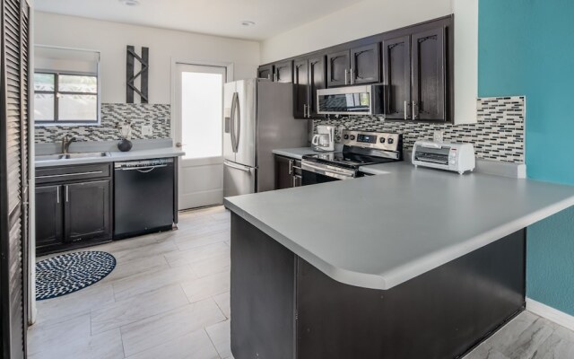 Sleek 2BR Townhome Central Phx by WanderJaunt