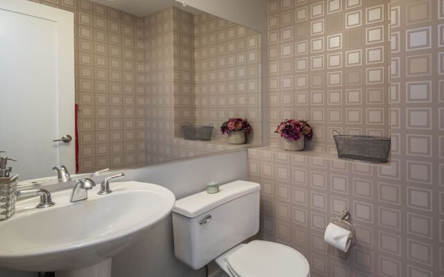 Posh Waterfront - 3 Br Condo