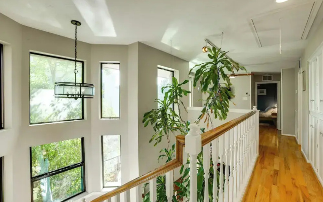 Near Nrg! Cozy + Private Houston Home w/ Garden