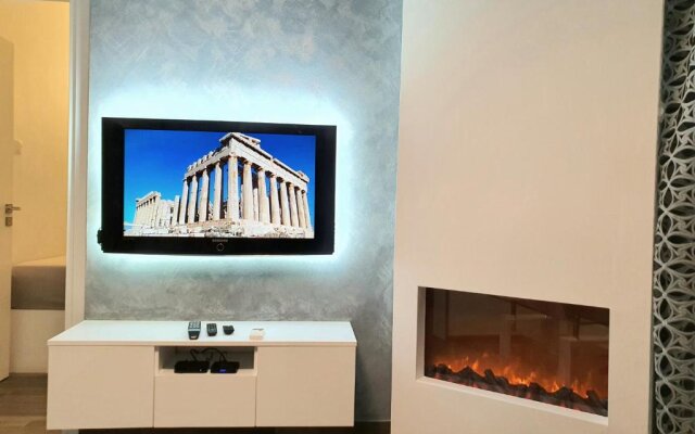 Lux apartment 11 with yard in the heart of Athens