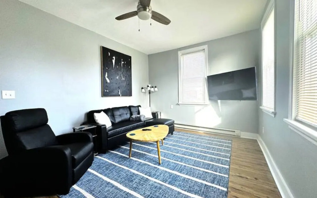 Modern Cozy Unit With King Bed