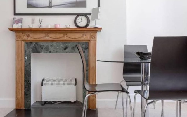 Elegant 2 Bedroom Earls Court Apartment