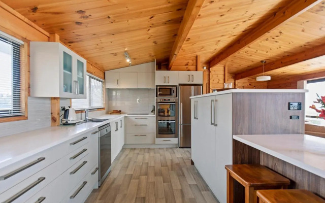 Oceanside Bach - Mount Maunganui Holiday Home