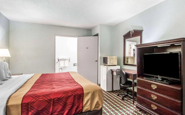 Econo Lodge Inn & Suites I-20, exit 73