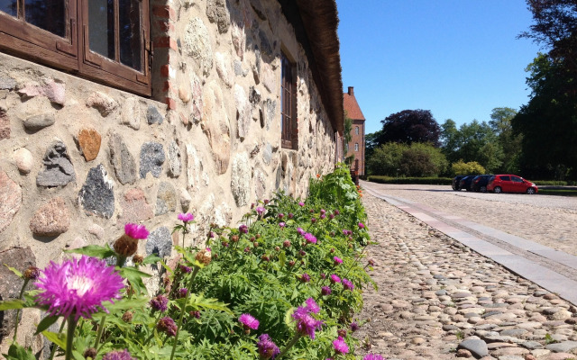 Sostrup Slot og Kloster