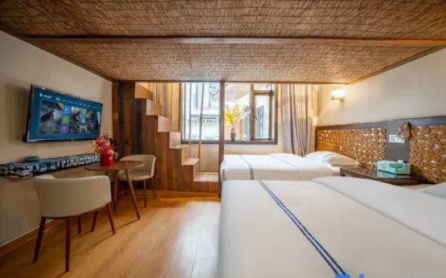 Qingya Courtyard · Sunny Villa · Designer Miaofeng Boutique Stay (Fenghuang Ancient Town)