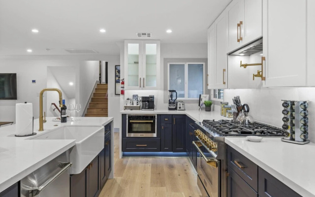 Valley View Chic Home w Backyard Oasis