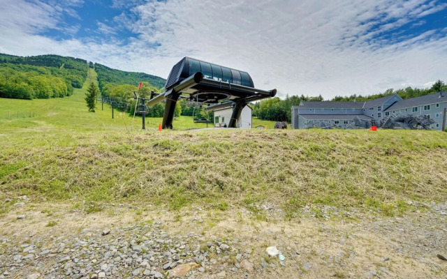 Ski-in/ski-out Magic Mountain Condo w/ Deck!