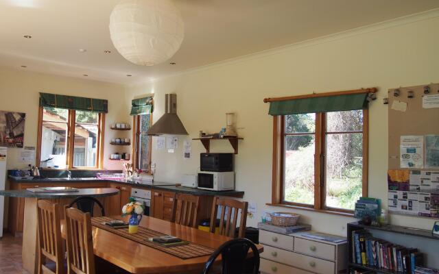 Surat Bay Lodge & Backpackers Hostel