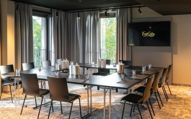 FreshSuites & Bar