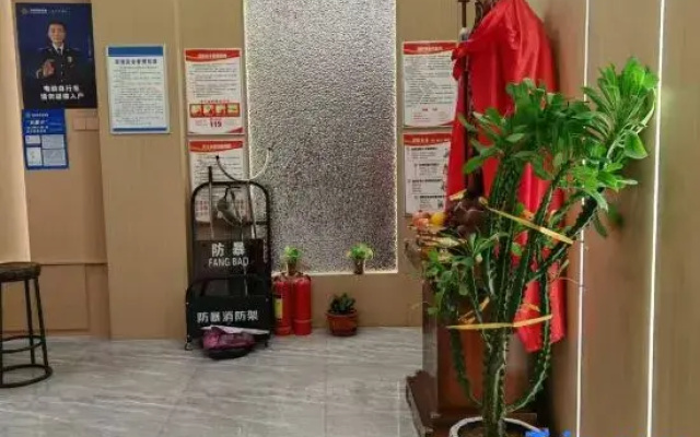 Yiyuan Hotel (Lingqiu Station)