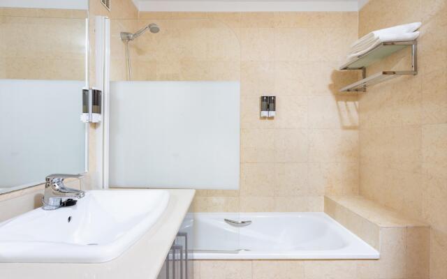 Home2Book Stunning Santa Cruz City Views