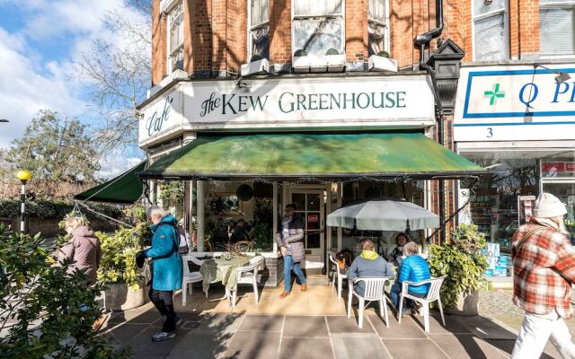 3BD Mews House with Courtyard in Kew