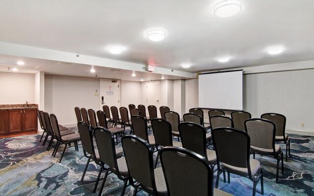 Holiday Inn Oakville Centre by IHG