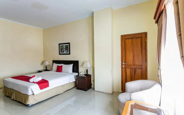 RedDoorz Plus near Alun Alun Karanganyar