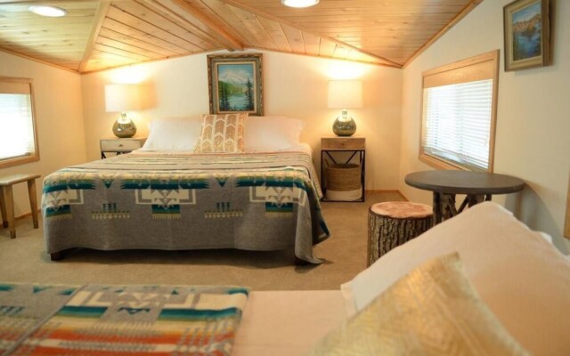 #51 & #52 Hyatt Lake Compound~sleeps 10~lake View