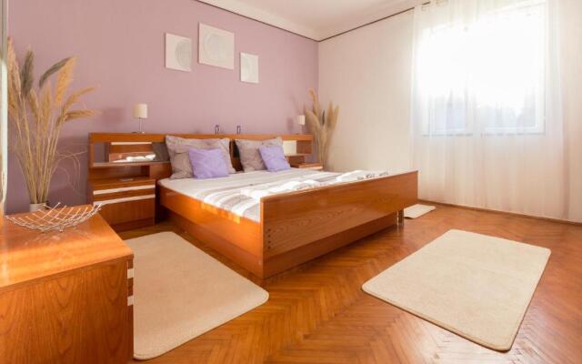 House Jasmin large garden, near Nin