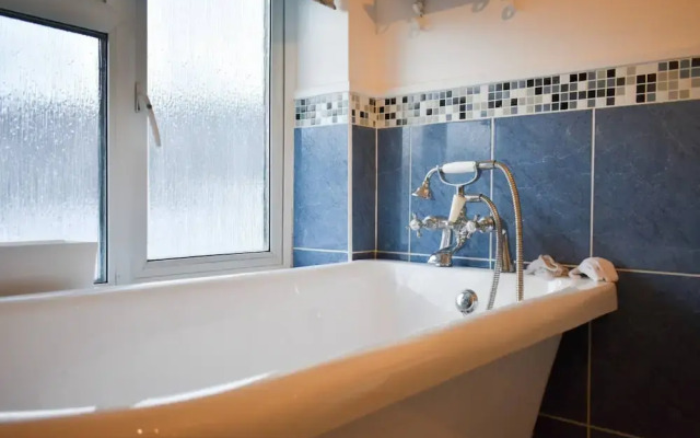 Stylish 2 Bedroom House Next to Brighton Station