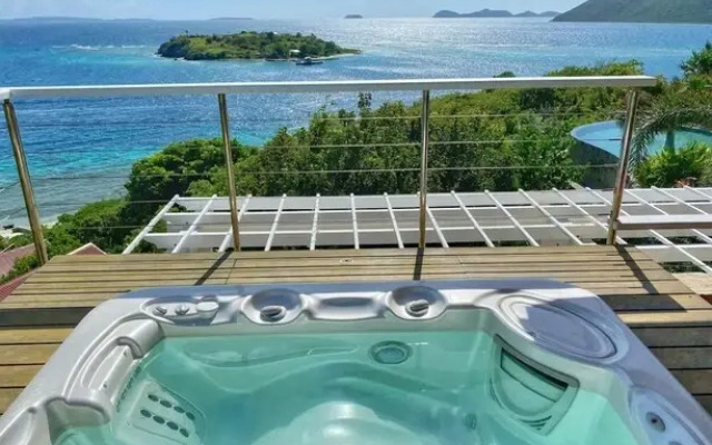 Luxury 7BR Waterfront Villa w Instaviews Boat