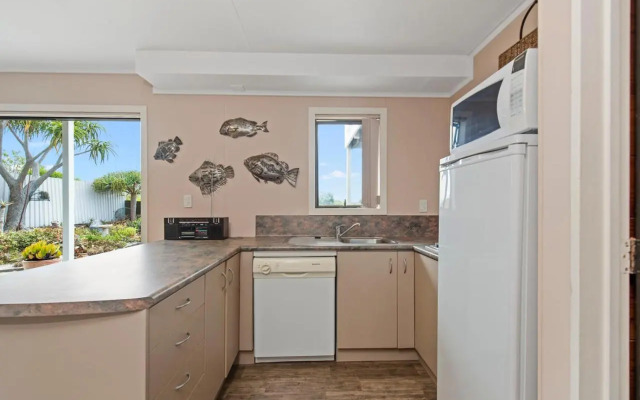 Oceanside Bach - Mount Maunganui Holiday Home