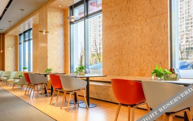 Qbox Hotel