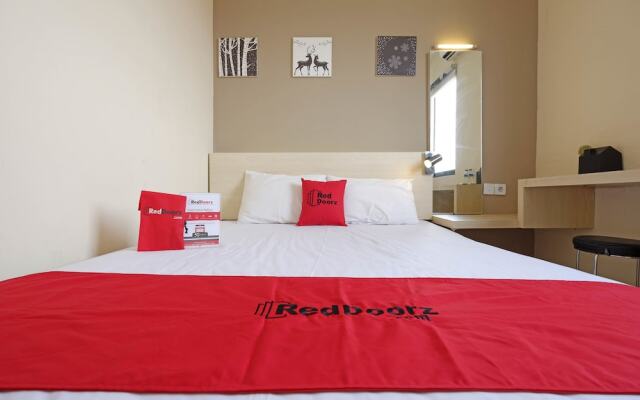 RedDoorz Plus near Sam Poo Kong