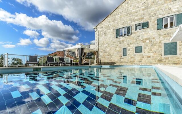 Villa Pave / Six Bedrooms H1