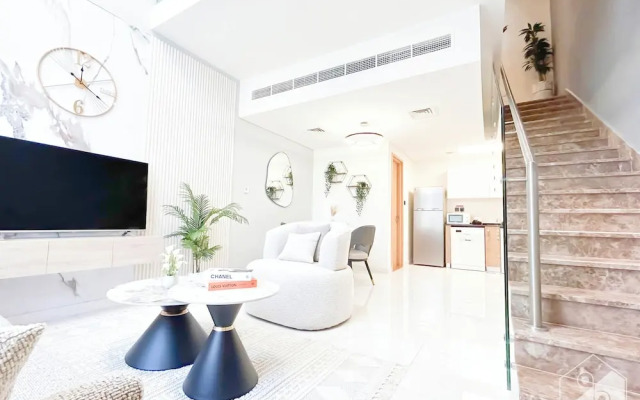 Luxury 1-br Villa in Rukan: Dubai Skyline Views!